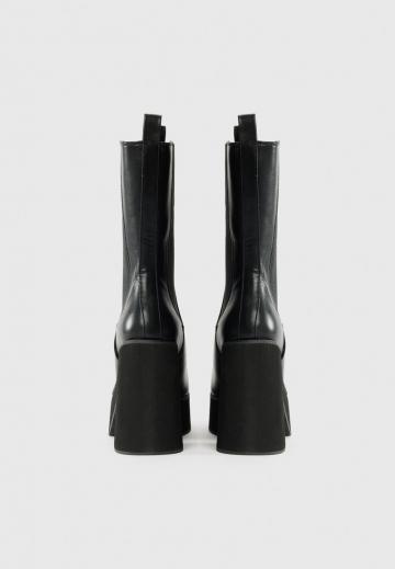 Высокие сапоги