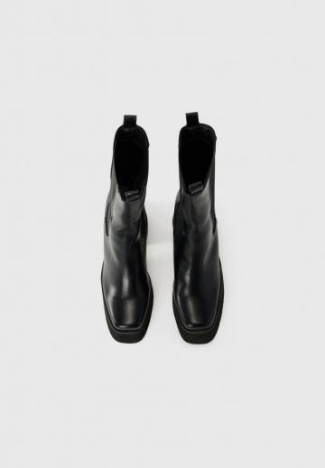 Высокие сапоги