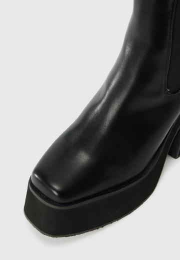 Высокие сапоги