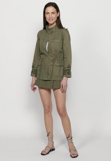 Куртка с накладнымит карманами