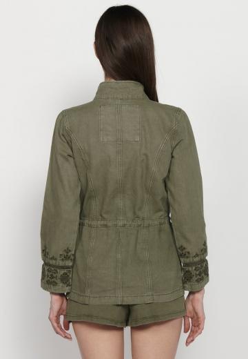 Куртка с накладнымит карманами