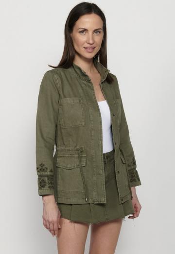 Куртка с накладнымит карманами