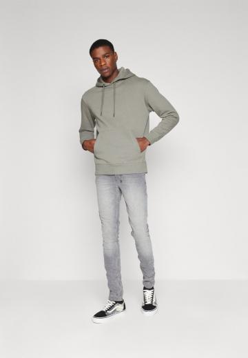 Узкие джинсы