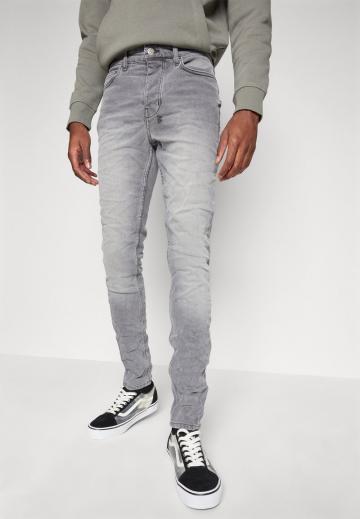 Узкие джинсы