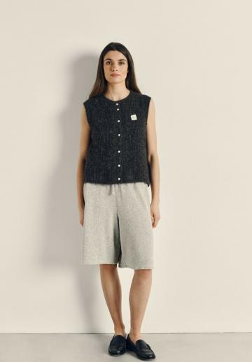 Вязаный жилет