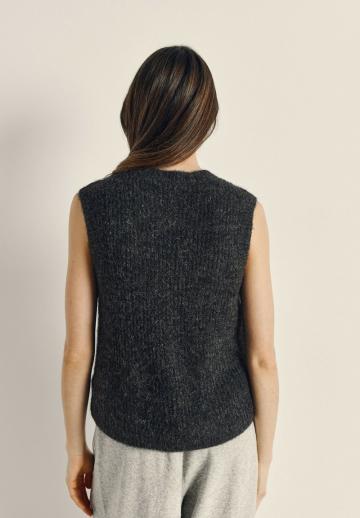 Вязаный жилет