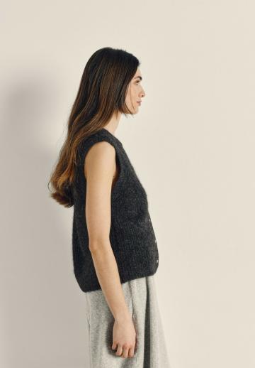 Вязаный жилет