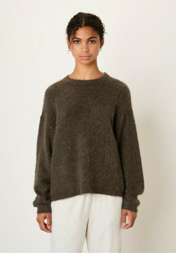 Пуловер в полоску