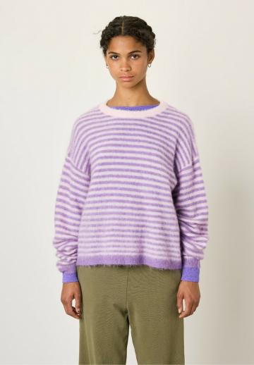 Пуловер в полоску