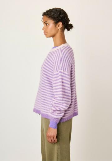 Пуловер в полоску