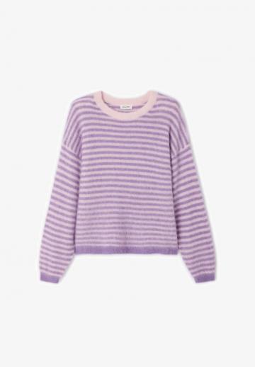 Пуловер в полоску
