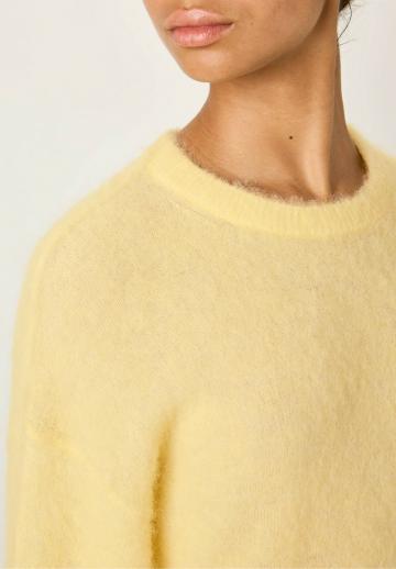 Пуловер в полоску