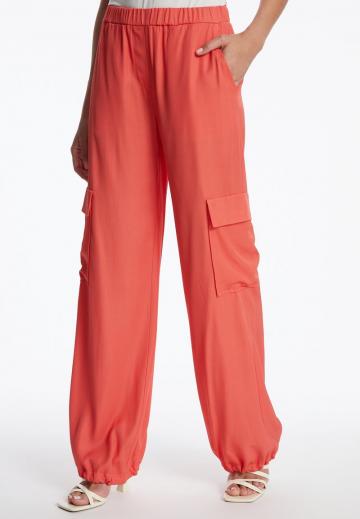 Брюки с накладными карманами