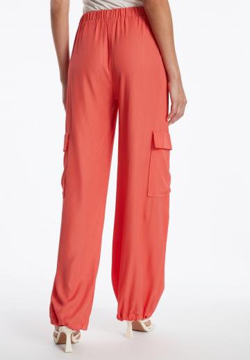 Брюки с накладными карманами