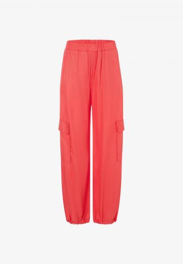 Брюки с накладными карманами