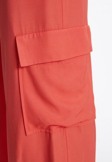 Брюки с накладными карманами