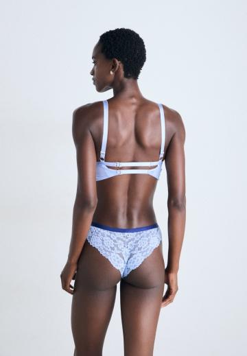 Трусы на бедрах