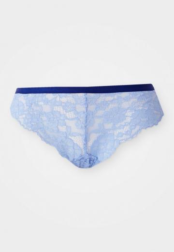 Трусы на бедрах