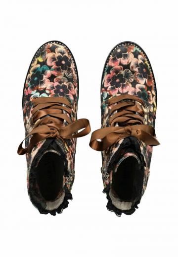 Ботинки на шнуровке