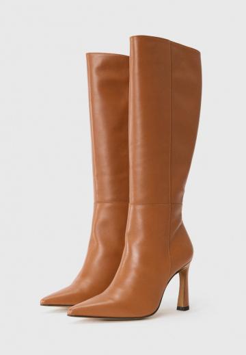 Высокие сапоги