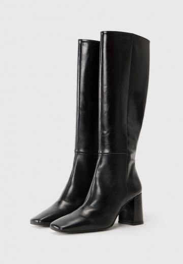 Высокие сапоги