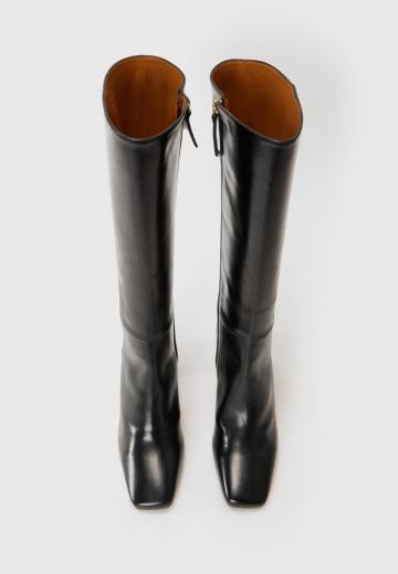 Высокие сапоги