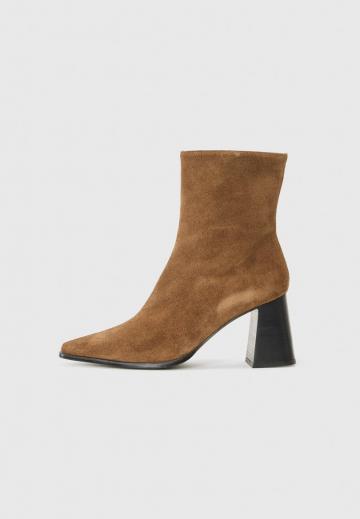 Высокие сапоги