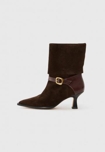 Высокие сапоги