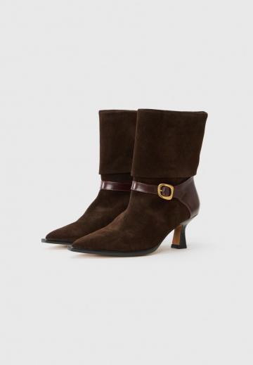 Высокие сапоги