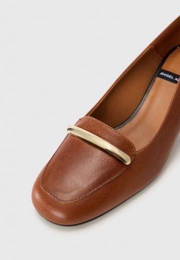 Туфли с высоким носом