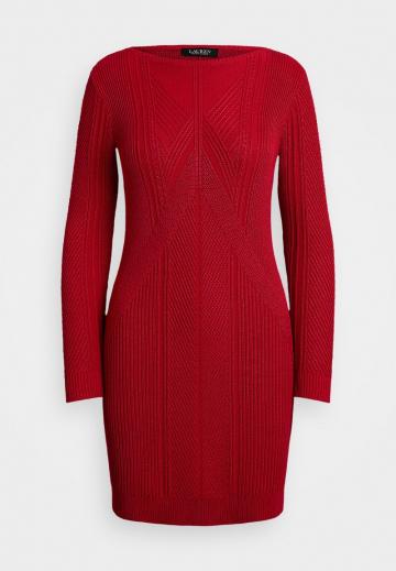 Вязаное платье