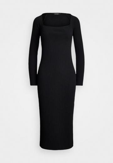 Вязаное платье