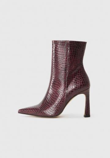 Высокие сапоги