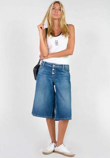 Короткие джинсы