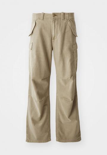 Брюки с накладными карманами