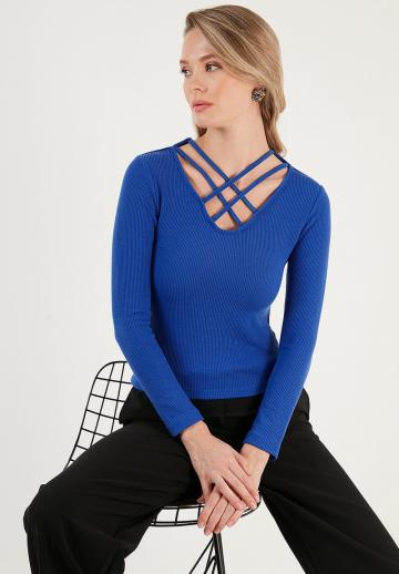 Пуловер с вырезом V