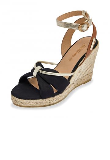 Босоножки на танкетке