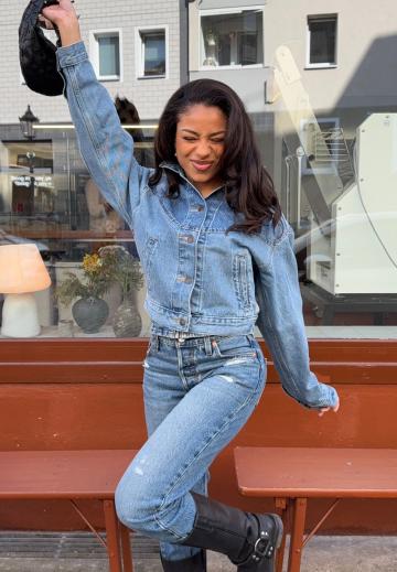 Джинсовая куртка