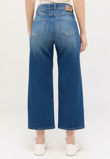 Короткие джинсы