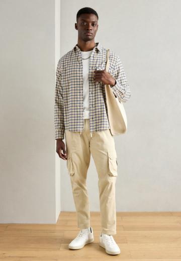 Брюки с накладными карманами