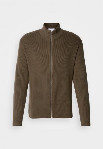 Вязаная кофта