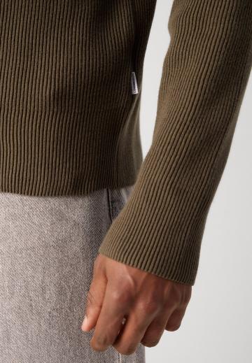 Вязаная кофта