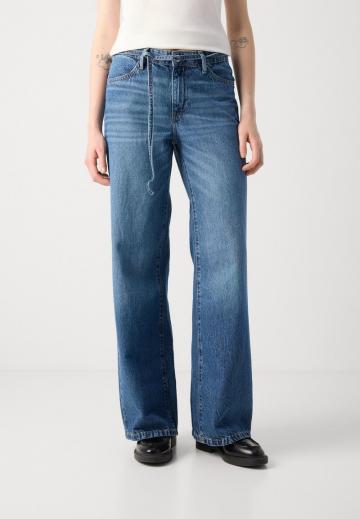 Клешеные джинсы