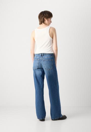 Клешеные джинсы