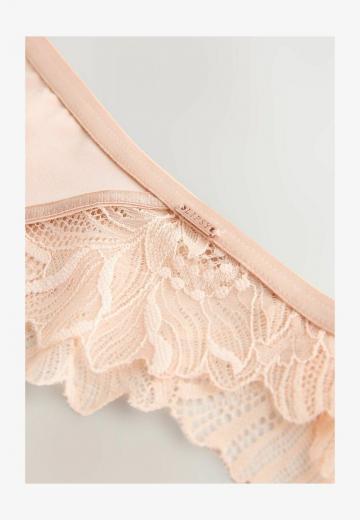 Трусы на бедрах