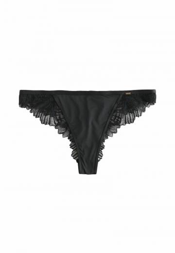 Трусы на бедрах