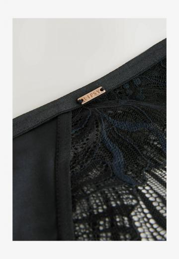 Трусы на бедрах