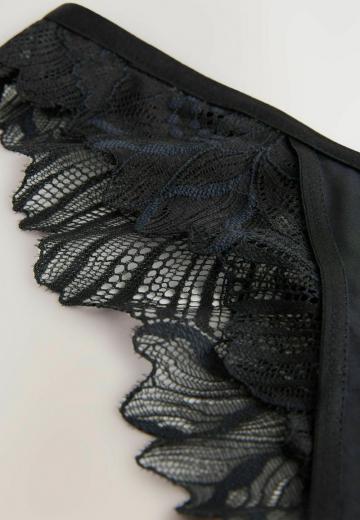 Трусы на бедрах