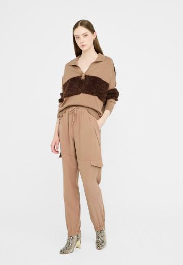 Брюки с накладными карманами