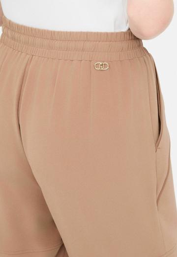 Брюки с накладными карманами